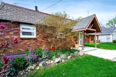 Image de Picturesque Oceanfront Cottage with Hot-tub in Leamington, Ontario