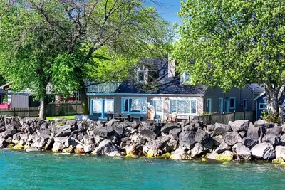 Image de Serene Cottage with Private Deck by Lake Erie for a Peaceful Getaway in Kingsville, Ontario
