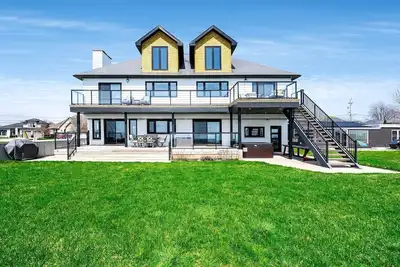 Image de Charming Lakefront Vacation Rental on Lake Erie for a Memorable Family Escape in Leamington, Ontario