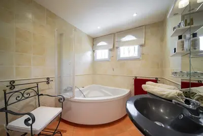 Image de Mas provencal - Location appartement plain pied - accès piscine partagée