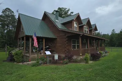 Image de 3-bedroom log cabin backs up to wooded lot for maximum peace and quiet!