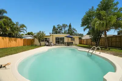 Image de 5 Minute Drive to Beach | Private Pool | Pet & Family Friendly | Ping Pong