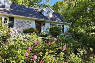Image de Tranquil Treetop Guest House + Gardens Near Tanglewood and the Berkshires