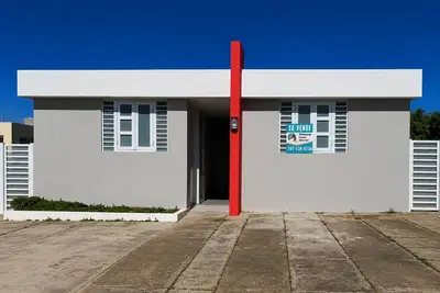 Image de Cozy 3 Br Luquillo bungalow. Close proximity to beach, kiosks, and rainforest.