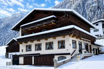 Image de Rustic Pitztal alpine house by the stream with large balcony and garage