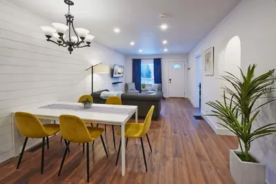 Image de Hnu  · Hnu  Newly Decorated 2 Bedroom + Den Apartment