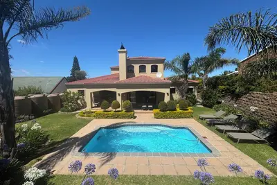 Image de Elegant vacation home with private pool in Somerset West