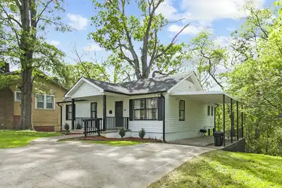 Image de Druid Hills Retreat | Group Stay/King Bed/Parking