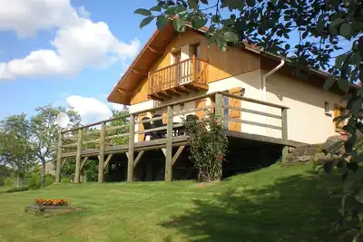 Image de chalet à la campagne avec de l'espace extérieur