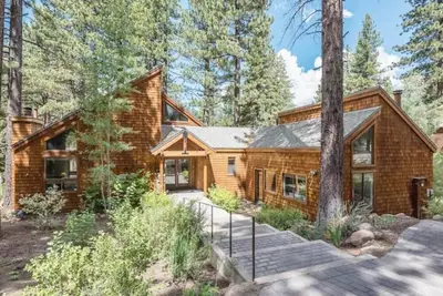 Image de Hot Tub, On Golf Course! Free shuttle to NorthStar Rec pools, tennis, & more
