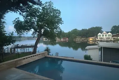 Image de Docktails and Daydreams lake Lbj bungalow sleeps 13