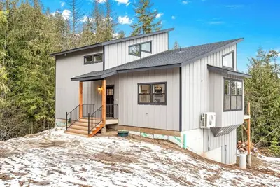 Image de Secluded home with deck, grill, hot tub, fireplace, private beach, & W/D