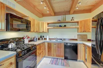 Image de Rustic, dog-friendly cabin with wood-burning stove, lake & mountain views