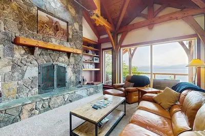 Image de Beautiful lakefront lodge w/ views, private beach access, & large deck