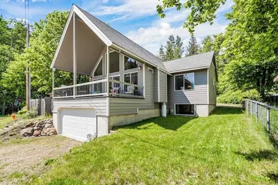 Image de Beautiful 3-story home with lake/bay views, deck, grill, firepit & fireplace