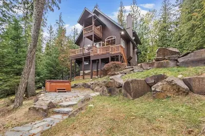 Image de Riverfront home with mountain view, hot tub, deck, WiFi, W/D, & fireplace