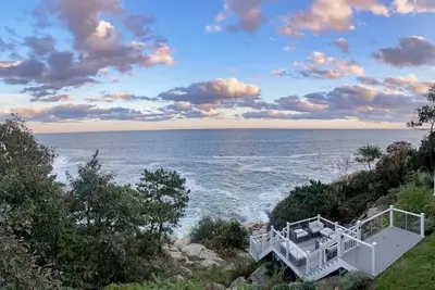 Image de Modern oceanfront home with scenic deck, grill, games, chef's kitchen, & W/D