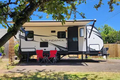 Image de Cozy 1-bedroom recreational vehicle in  Springfield, Oregon with Ac