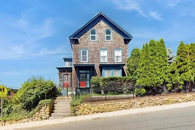 Image de Beautifully renovated home walk to boulevard, town & train