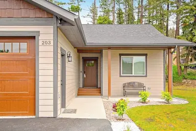 Image de Charming single-level home with a patio, washer/dryer, & central Ac