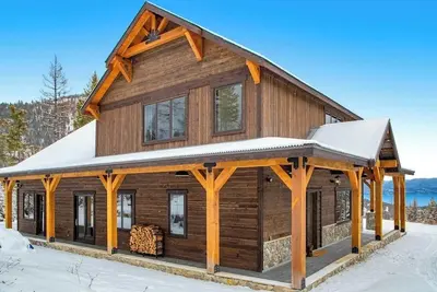 Image de Newly built mountain home with water views, balcony, two kitchens, & W/D