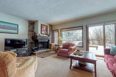Image de Gorgeous country lodge with private sauna, deck & fireplace - near National Park