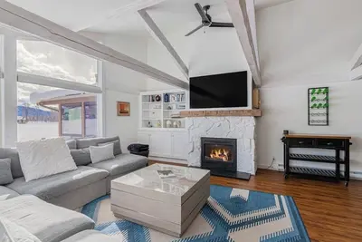 Image de Beautiful, modern townhome next to the golf course with WiFi and full kitchen