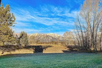 Image de Rustic townhome near golf course with private sauna & deck