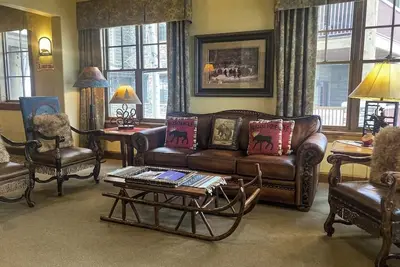Image de Quaint mountain condo w/two fireplaces, mountain views, balcony & great location