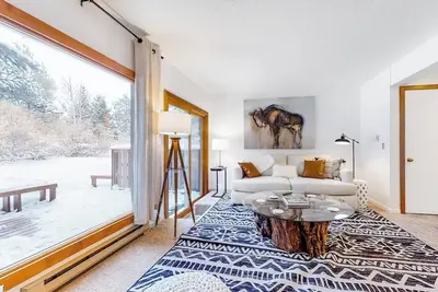 Image de Open and inviting, two-story condo with full kitchen, patio, and wildlife views