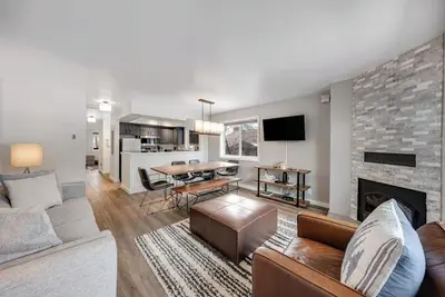 Image de Comfortable condo with fireplace & washer/dryer - close to slopes