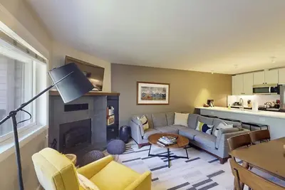 Image de 2-story townhome with mountain & ski views, wood-burning fireplace - near lifts