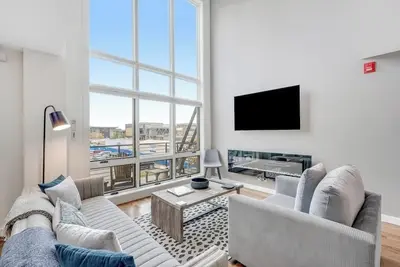 Image de Mtn-view downtown condo with balcony, fireplace, streaming, washer/dryer, Ac