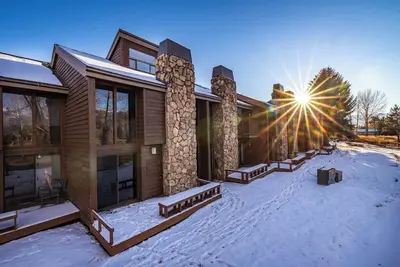 Image de Comfortable townhome with amazing views, private sauna, deck & Wifi