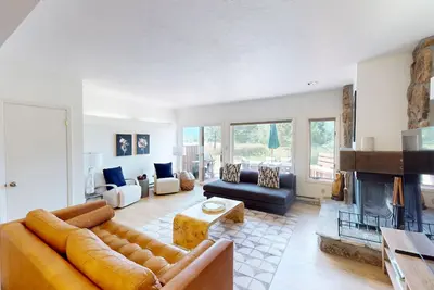 Image de Modern mountain townhouse mins from Grand Teton w/ fireplace, deck and wifi