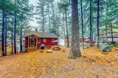 Image de Lakefront camp with cozy cottage-style interior and board games - kayaks welcome