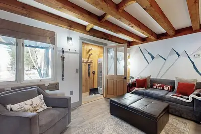 Image de Charming Mountain Condo with Modern Elegance and Easy Access to Sunday River