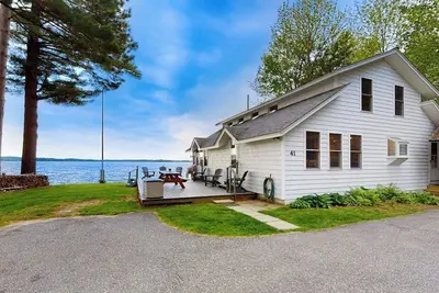 Image de Classic lakefront property with fishing, swimming, and unbeatable sunrises