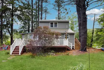 Image de Entire lakefront home on Togus Pond with decks, canoe, firepit & great view
