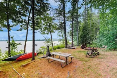 Image de Rustic lakefront cabin w/gas grill, firepit, kayaks, one canoe, A/C - 2 dogs Ok