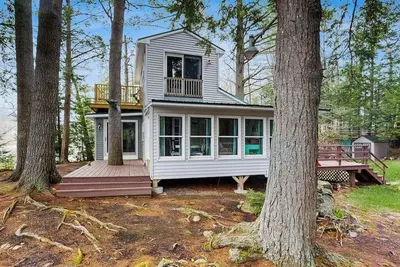 Image de Lakefront Home on Togus Pond with 2 Decks, Great View & Canoe/Fire Pit
