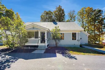 Image de Pristine home near skiing with furnished deck, pool table & firepit