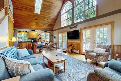 Image de Spacious mountain house with a cozy fireplace, game room, and large deck