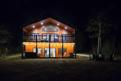 Image de Spacious mountain retreat with fire pit, hot tub, sauna, and foosball