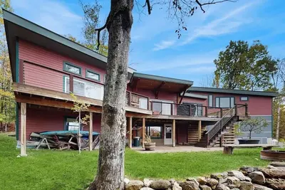 Image de Spacious Mountain Chalet with Sauna, Deck, and Ski/Snowboard Adventures Nearby