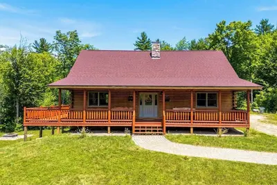 Image de Cedar log home w/ large deck, game room, views & skiing nearby