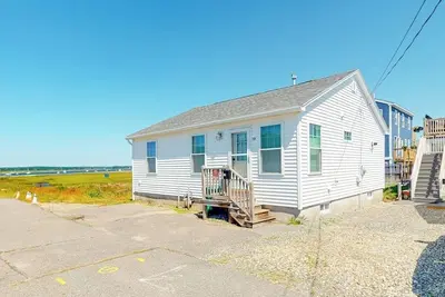 Image de Bayfront nautical-themed home with central Ac, washer/dryer, & gas grill