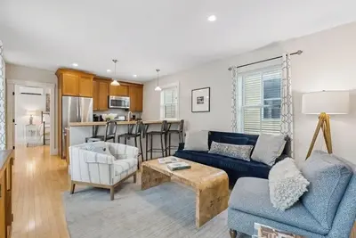 Image de Renovated condo with prime West End location, 2 en suite bathrooms, & Hgtv style