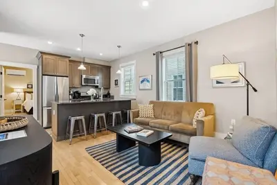Image de Historical & dog-friendly West End condo with parking - walk to all of Portland