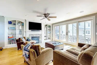 Image de Upscale home with beautiful ocean views - across the street from the beach
